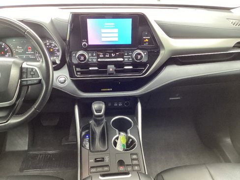 Certified 2023 Toyota Highlander XLE image 15