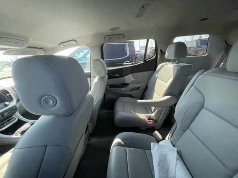 Used 2022 GMC Acadia SLT w/ Preferred Package image 7