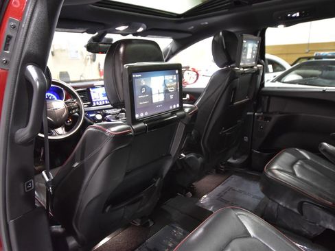 Used 2020 Chrysler Pacifica Limited FWD image 46