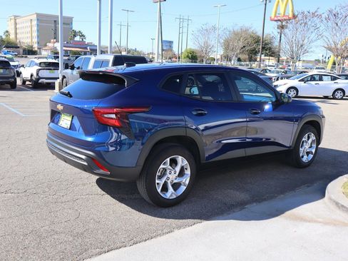 Used 2024 Chevrolet Trax LS w/ LS Convenience Package image 6