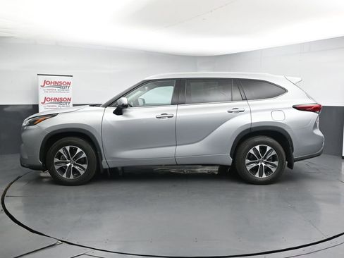 Used 2022 Toyota Highlander XLE AWD/4WD image 5