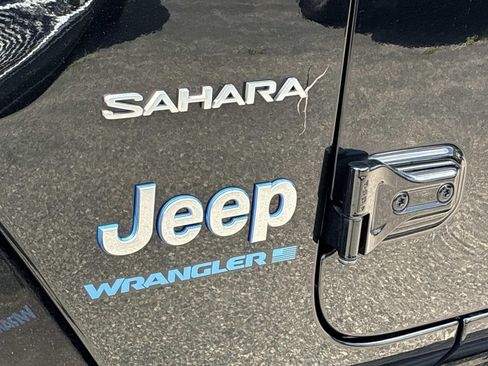 Used 2024 Jeep Wrangler Unlimited Sahara w/ Technology Group AWD/4WD image 16