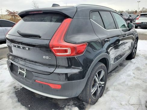 Used 2025 Volvo XC40 B5 Core image 4