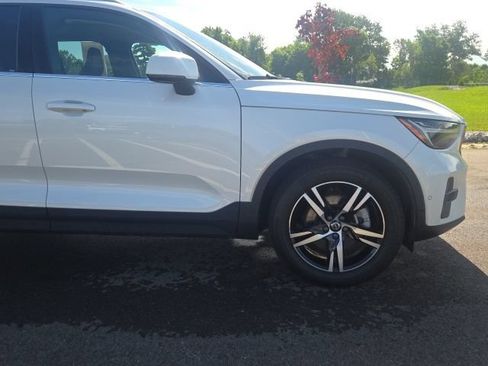 Used 2023 Volvo XC40 B5 Plus AWD/4WD image 4