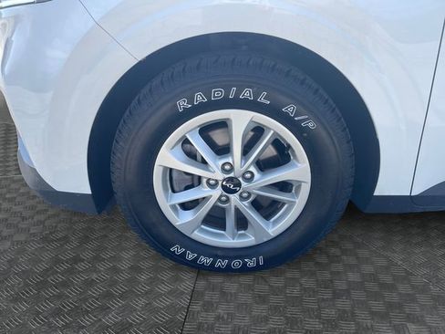 Used 2024 Kia Carnival LX image 14