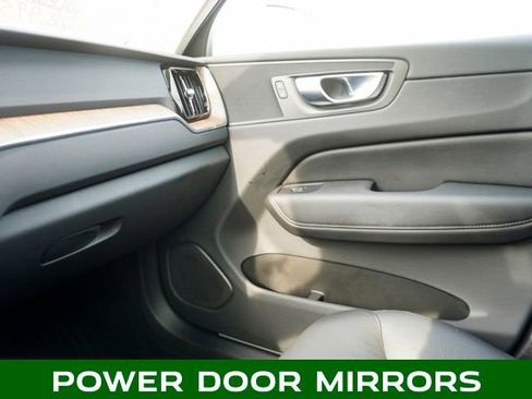 Used 2022 Volvo XC60 B5 Momentum image 31