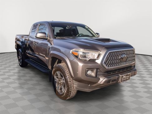 Used 2018 Toyota Tacoma TRD Sport image 1