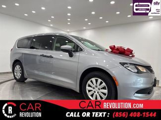 Used 2020 Chrysler Voyager L image 1