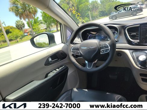 Used 2023 Chrysler Pacifica Touring-L FWD image 23