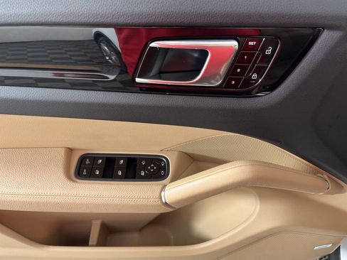 Used 2019 Porsche Cayenne Base image 26