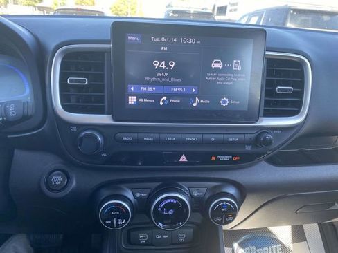 Used 2024 Hyundai Venue SEL image 15