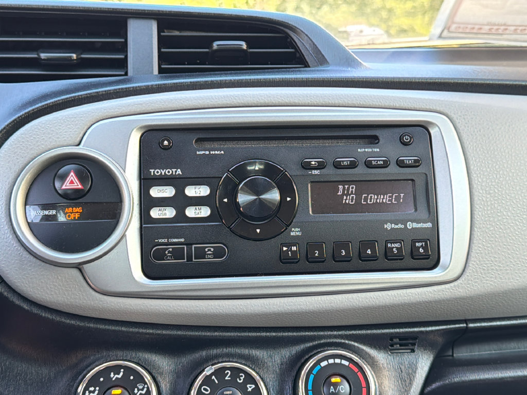 Used 2012 Toyota Yaris LE FWD image 27