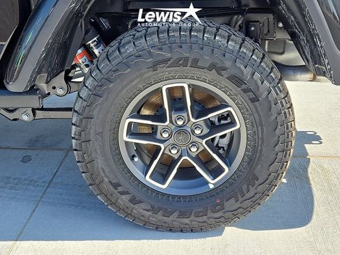 Used 2024 Jeep Gladiator Mojave AWD/4WD image 5