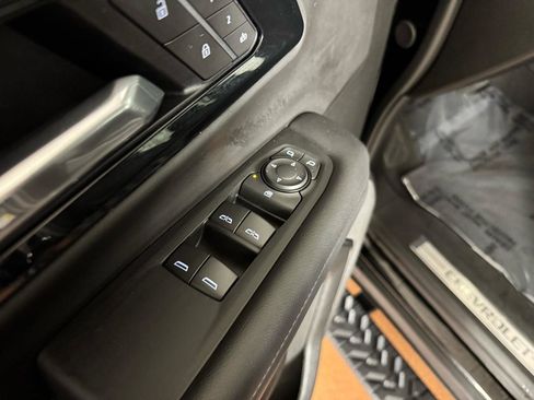 Used 2025 Chevrolet Suburban Z71 image 17