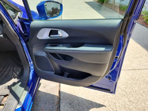 Used 2021 Chrysler Pacifica Touring-L w/ Uconnect Theater Family Group FWD image 22