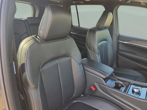 New 2025 Jeep Grand Cherokee Limited RWD image 32