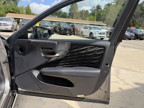 Used 2019 Lexus LS 500 RWD image 37