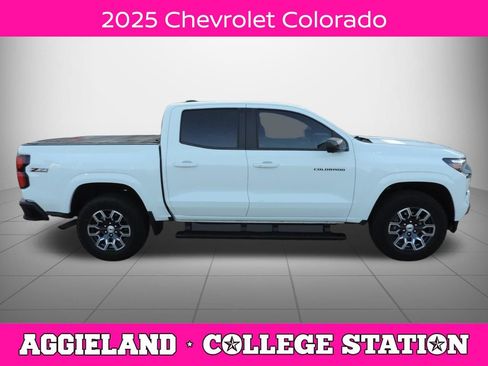 Used 2025 Chevrolet Colorado Z71 w/ Technology Package AWD/4WD image 2