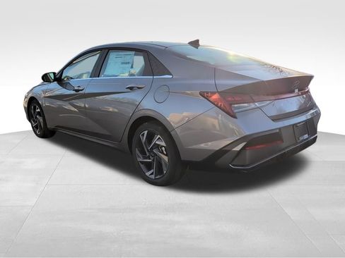 Used 2025 Hyundai Elantra SEL FWD image 5
