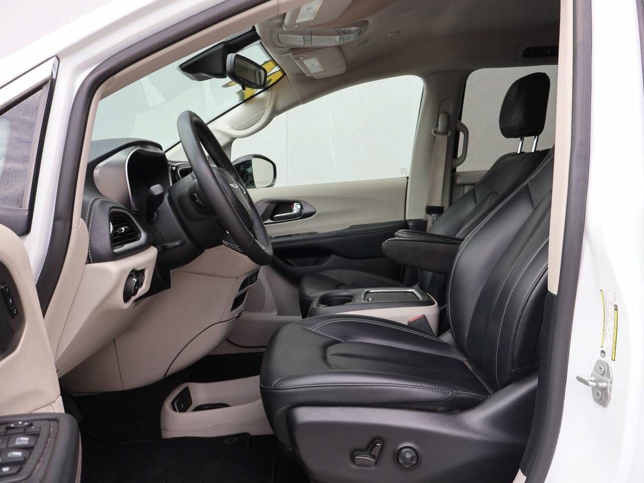 Used 2024 Chrysler Pacifica Limited FWD image 8