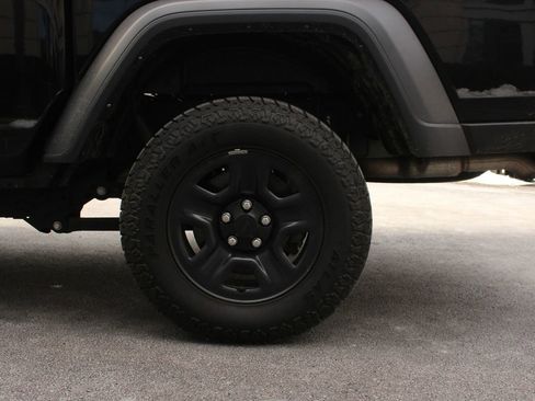 Used 2022 Jeep Gladiator Sport image 8