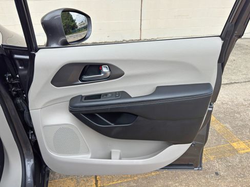Used 2022 Chrysler Pacifica Touring-L FWD image 41