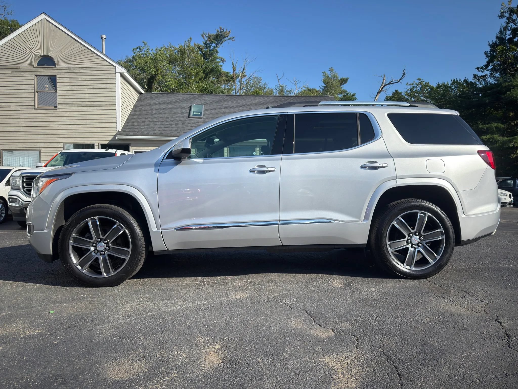 Used 2019 GMC Acadia Denali AWD/4WD image 4