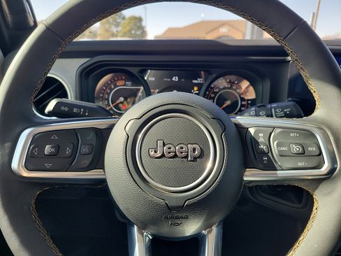 Used 2025 Jeep Wrangler Unlimited Sahara image 19