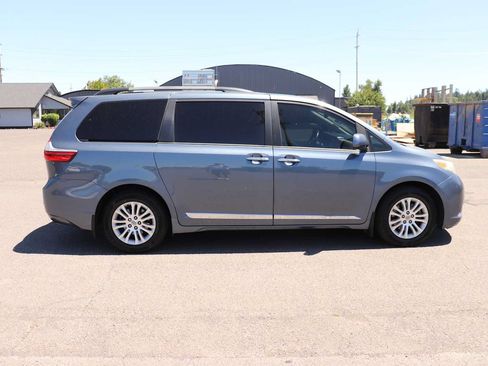 Used 2015 Toyota Sienna XLE w/ XLE Navigation Package FWD image 4