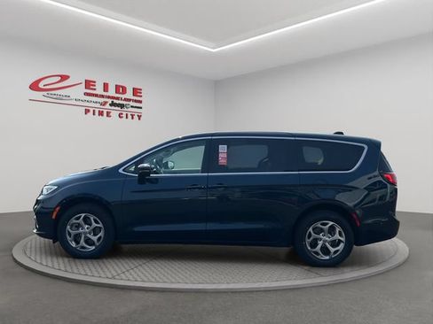 Used 2024 Chrysler Pacifica Limited AWD/4WD image 6