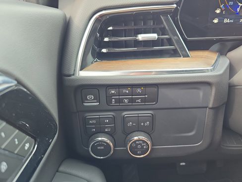 Used 2025 Chevrolet Tahoe High Country AWD/4WD image 22
