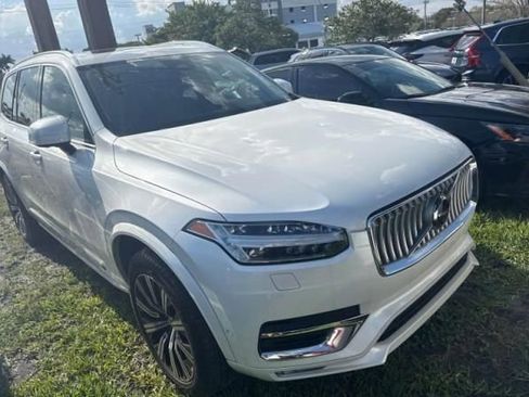 Used 2023 Volvo XC90 B6 Plus image 2