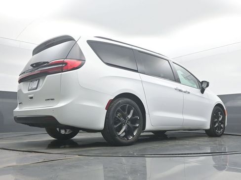 Used 2025 Chrysler Pacifica Limited image 49