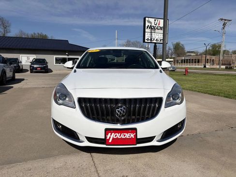 Used 2017 Buick Regal Sport Touring FWD image 2