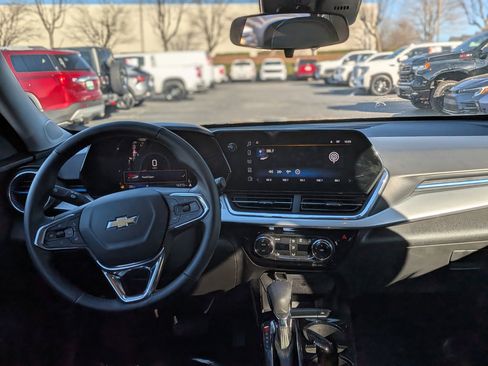 Used 2025 Chevrolet Trax LT w/ LT Convenience Package image 19