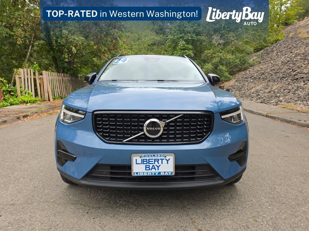 Used 2024 Volvo XC40 B5 Core AWD/4WD image 2