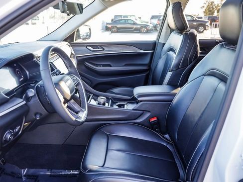 Used 2023 Jeep Grand Cherokee Limited w/ Luxury Tech Group II image 19