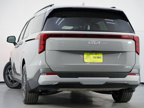 Used 2025 Kia Carnival EX image 6