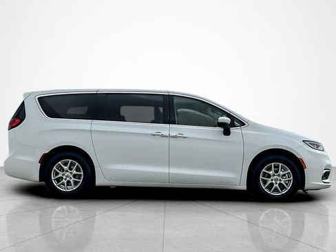 Used 2023 Chrysler Pacifica Touring-L image 6