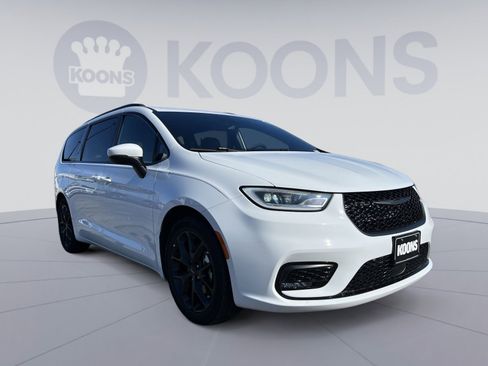 Used 2023 Chrysler Pacifica Touring-L w/ S Appearance Package image 10