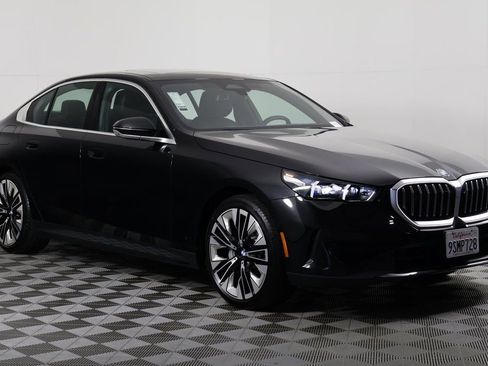 Used 2025 BMW 530i w/ Premium Package image 3