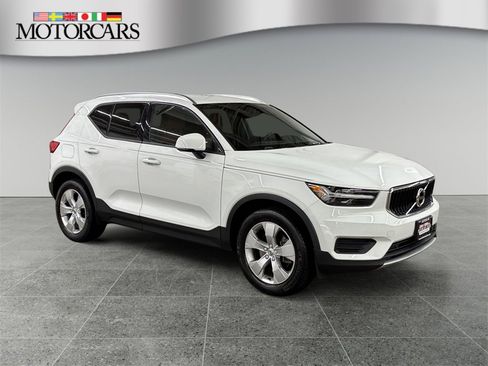 Used 2019 Volvo XC40 T4 Momentum image 1