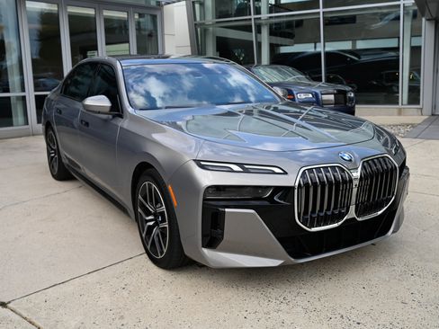 Used 2024 BMW 740i w/ Premium Package 2 RWD image 3