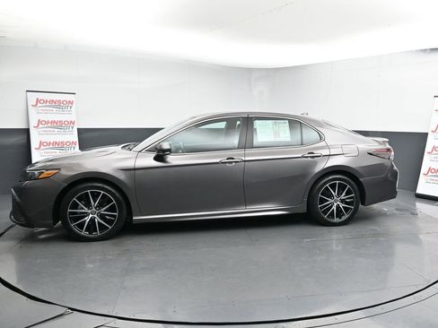 Used 2023 Toyota Camry SE image 5