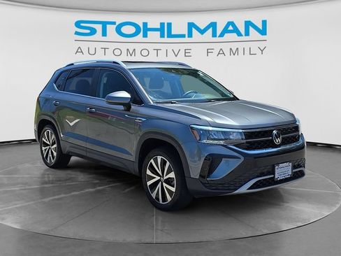 Certified 2023 Volkswagen Taos SE w/ Panoramic Sunroof Package AWD/4WD image 3