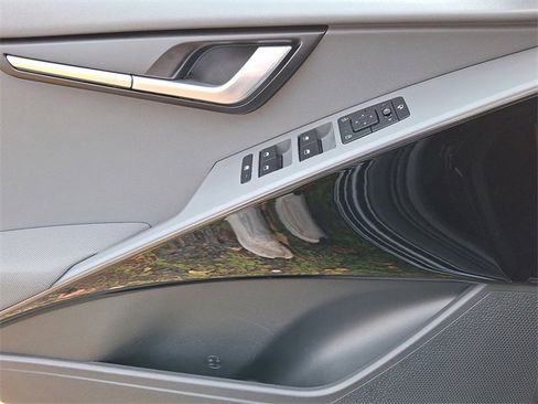 Certified 2025 Kia Niro EX Touring image 12