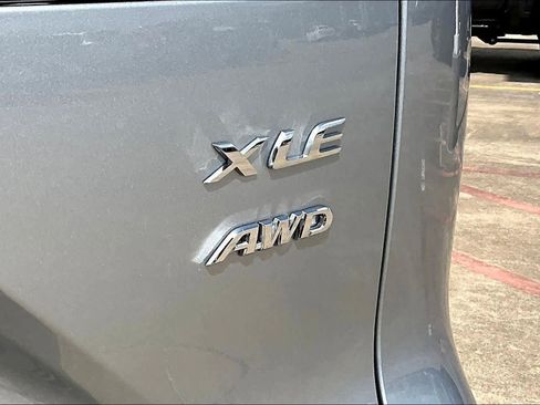 Used 2024 Toyota Corolla Cross XLE w/ Convenience Package image 10