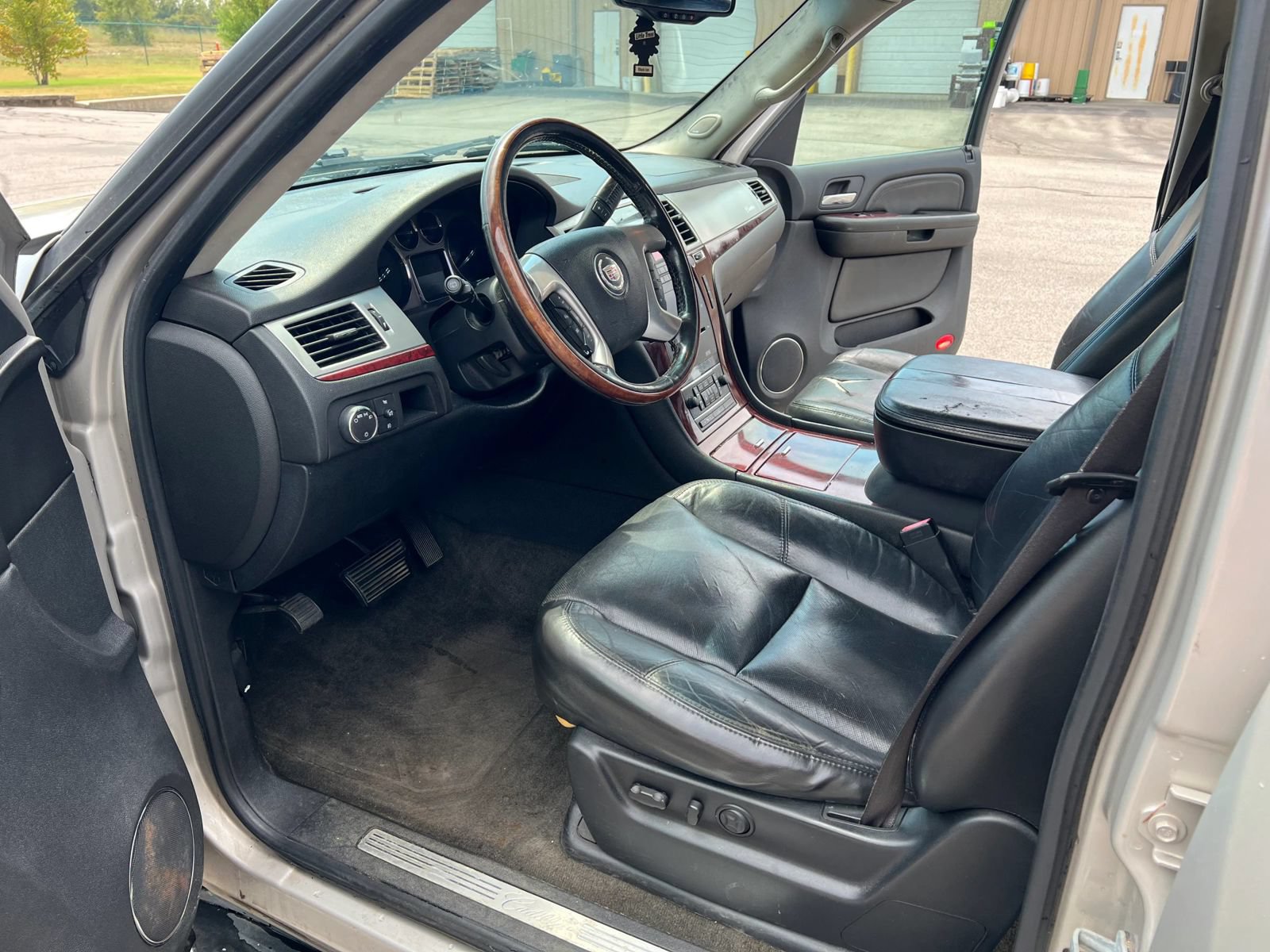 Used 2007 Cadillac Escalade AWD w/ Climate Package image 10