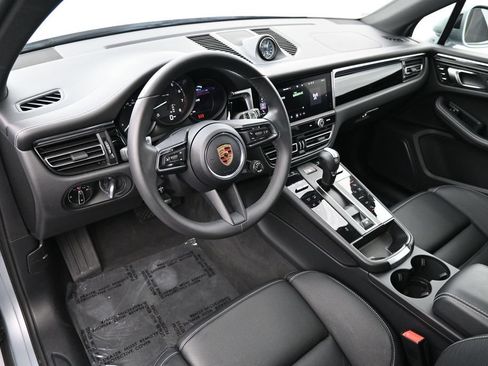 Certified 2025 Porsche Macan AWD/4WD image 4