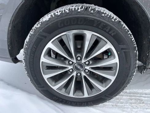 Used 2017 Lincoln Navigator Select image 10